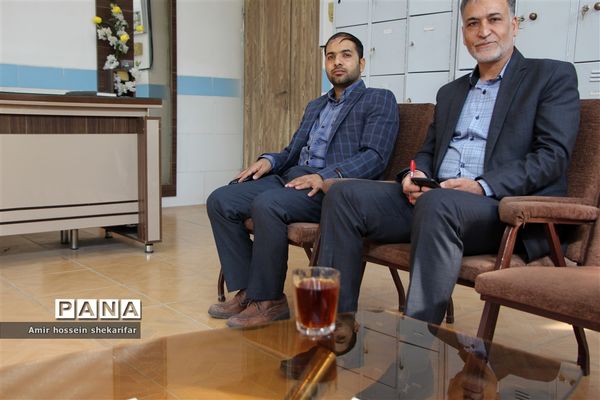 بازدید رئیس سازمان دانش‌آموزی استان از مدرسه شهید فهمیده ناحیه ۲ یزد