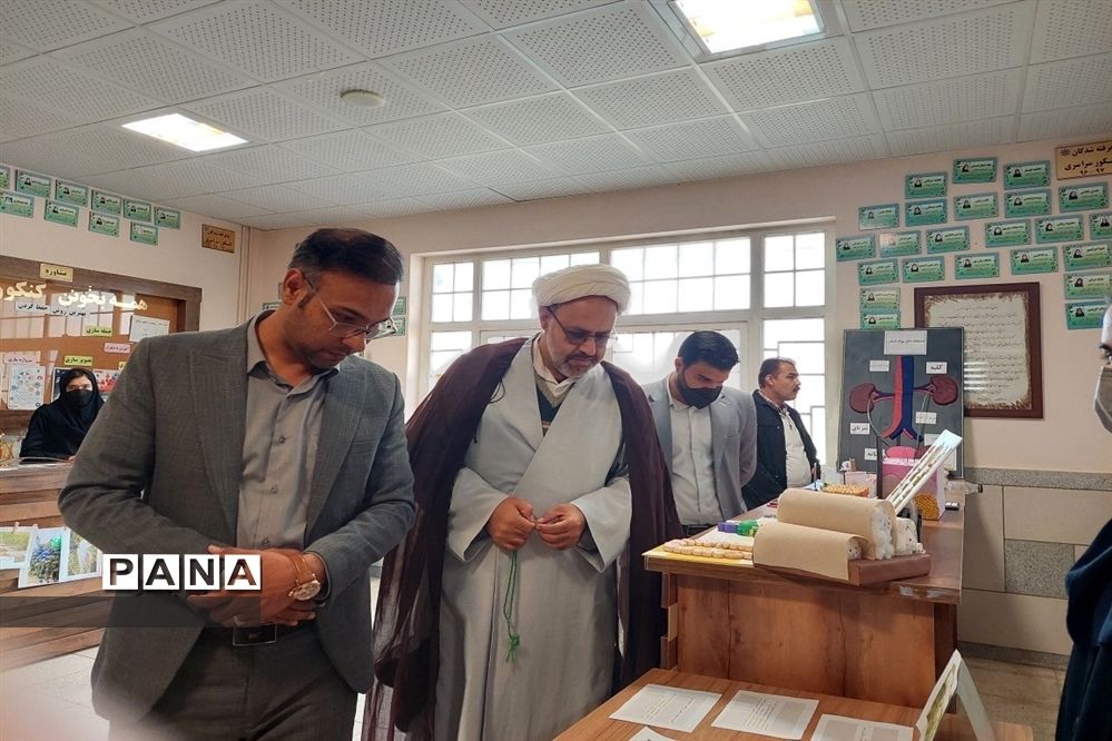 نمایشگاه هفته پژوهش در دبیرستان فرزانگان تربت جام