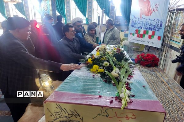 تشییع پیکر مطهر شهید گمنام با حضور خادمیاران و پرچم متبرک رضوی در میانه