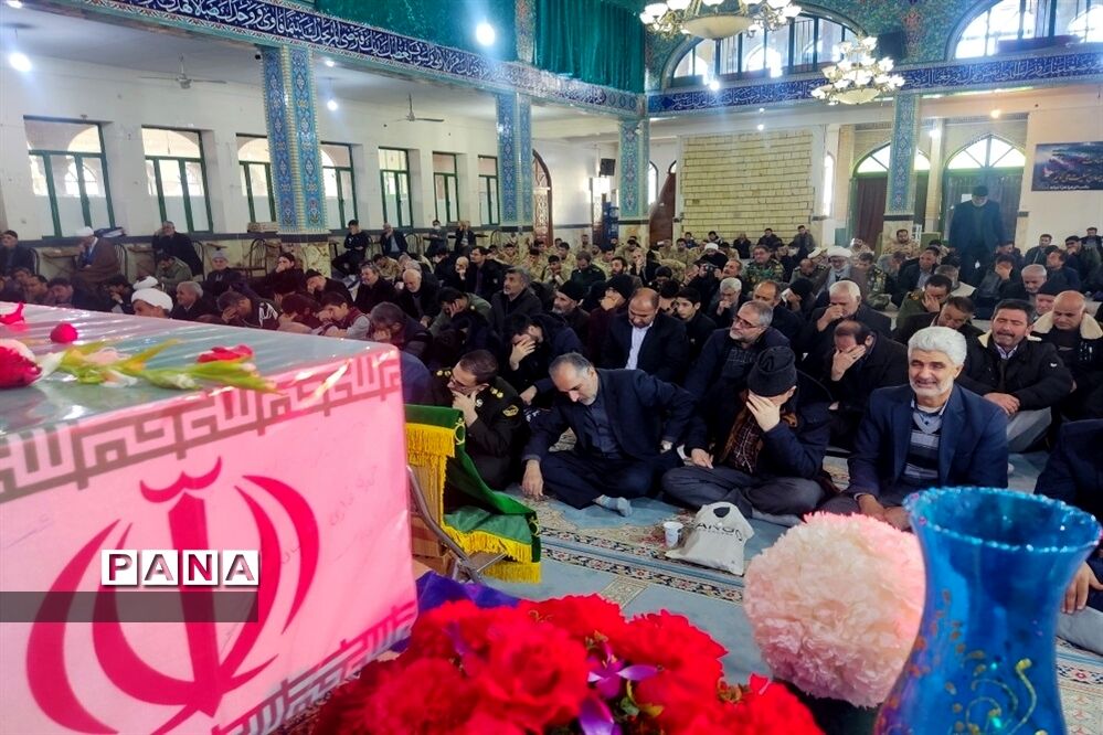 تشییع پیکر مطهر شهید گمنام با حضور خادمیاران و پرچم متبرک رضوی در میانه