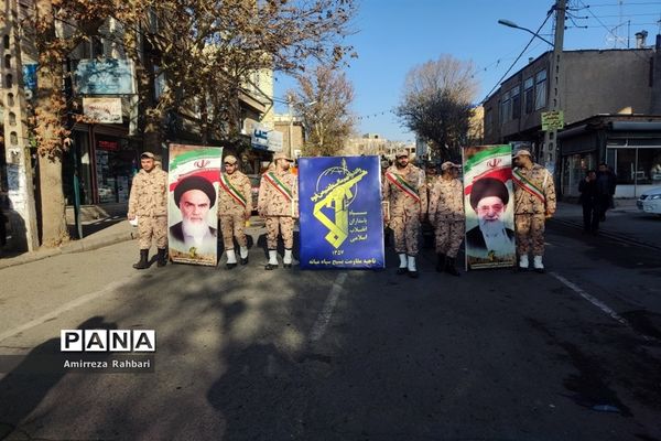 تشییع پیکر مطهر شهید گمنام با حضور خادمیاران و پرچم متبرک رضوی در میانه