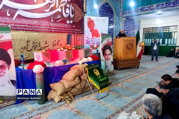 تشییع پیکر مطهر شهید گمنام با حضور خادمیاران و پرچم متبرک رضوی در میانه