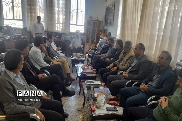 دیدار امام جمعه کاشمر با دبیران دبیرستان پسرانه آیت الله خامنه‌ای