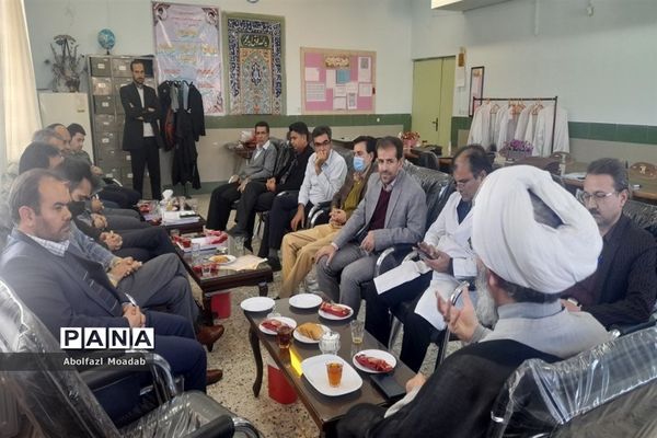 دیدار امام جمعه کاشمر با دبیران دبیرستان پسرانه آیت الله خامنه‌ای