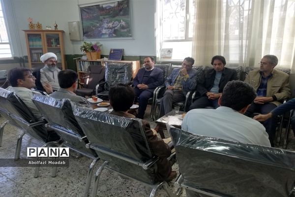 دیدار امام جمعه کاشمر با دبیران دبیرستان پسرانه آیت الله خامنه‌ای