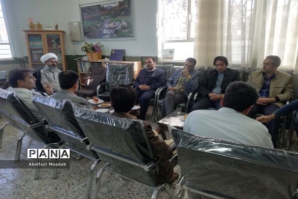 دیدار امام جمعه کاشمر با دبیران دبیرستان پسرانه آیت الله خامنه‌ای