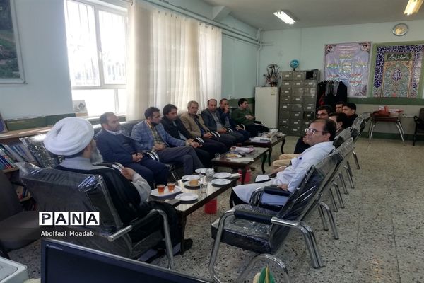 دیدار امام جمعه کاشمر با دبیران دبیرستان پسرانه آیت الله خامنه‌ای