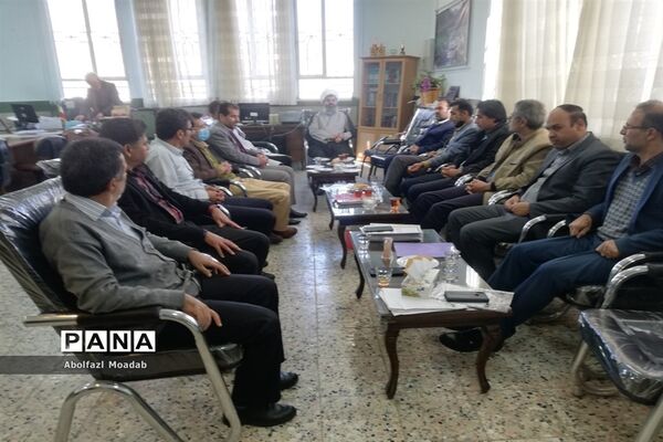 دیدار امام جمعه کاشمر با دبیران دبیرستان پسرانه آیت الله خامنه‌ای