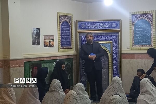 نماز جماعت مدیرکل آموزش و پرورش شهرستان‌های استان تهران  با دانش‌آموزان رودهن