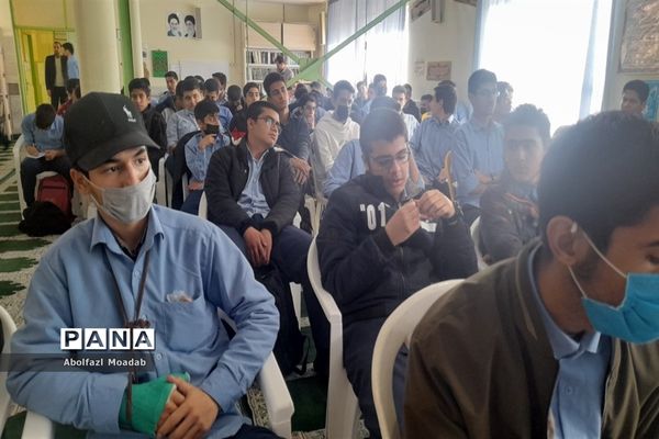 گفت,وگوی آزاد دانش‌آموزی در دبیرستان آیت الله خامنه‌ای کاشمر