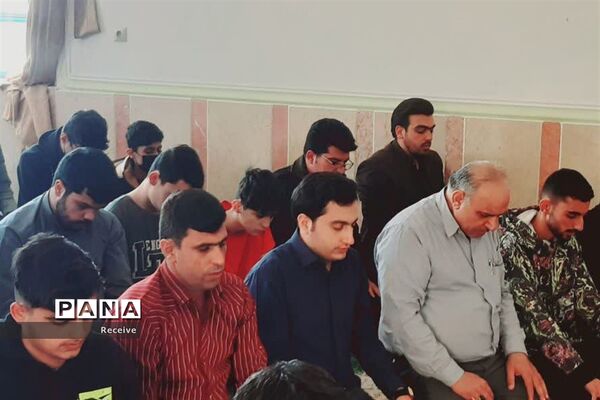 دیدار رئیس سازمان دانش‌آموزی استان فارس با دانش‌آموزان اهل  سنت روستای بلغان در جویم