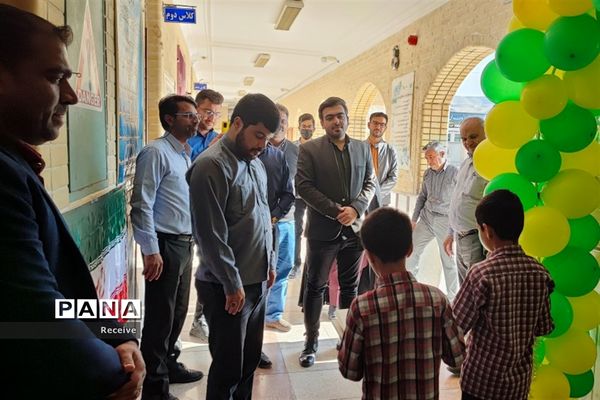 دیدار رئیس سازمان دانش‌آموزی استان فارس با دانش‌آموزان اهل  سنت روستای بلغان در جویم