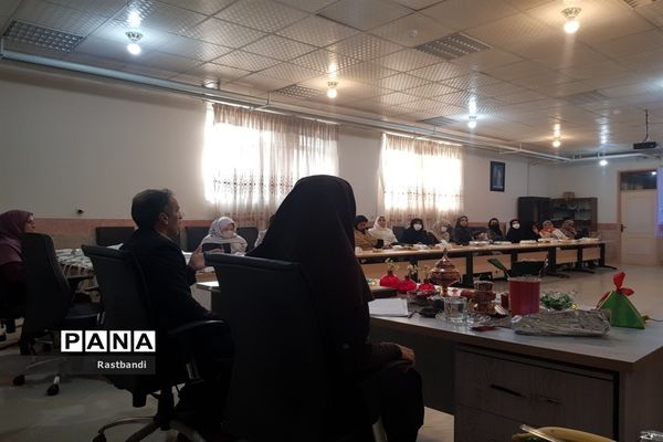 جلسه شورای هنرآموزان هنرستان فاطمه تعلیمی منطقه ۱۳