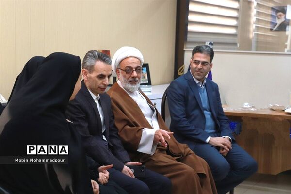 دیدار مدیرکل آموزش و پرورش آذربایجان شرقی با دانش‌آموز خبرنگاران پانا