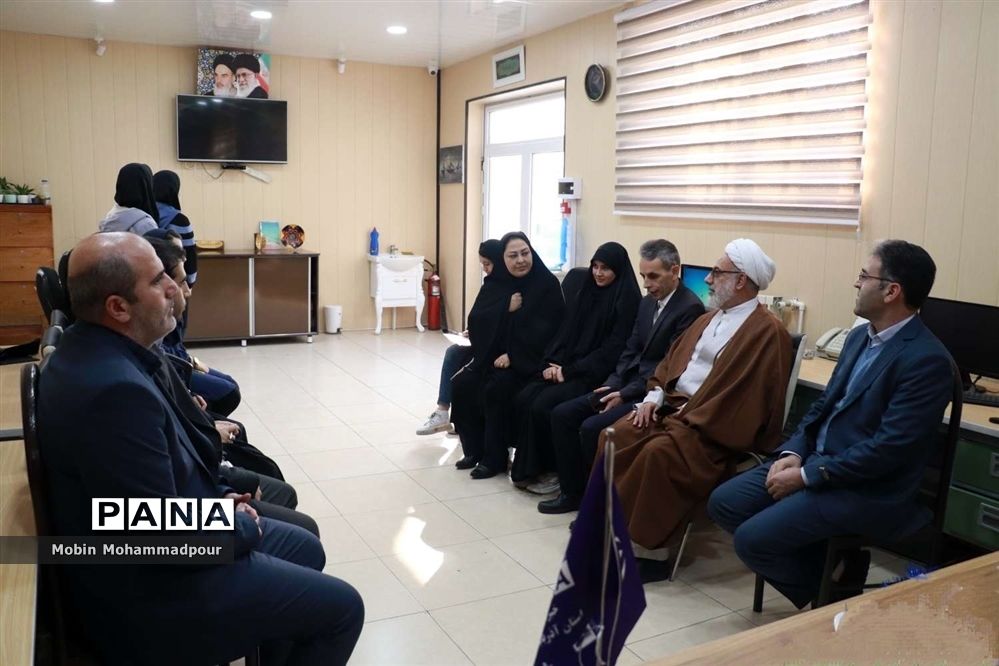 دیدار مدیرکل آموزش و پرورش آذربایجان شرقی با دانش‌آموز خبرنگاران پانا