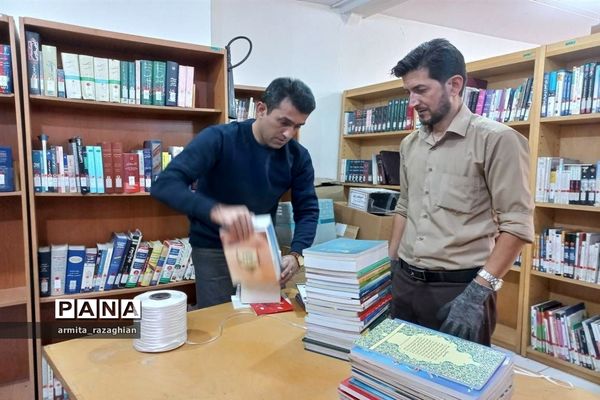 اهدای کتاب به کتابخانه‌های محروم  وکم‌برخوردار روستایی