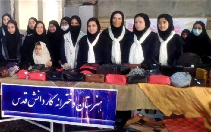 غرفه محصولات چرم توسط دانش‌آموزان هنرستانی در شهر قدس برپا شد