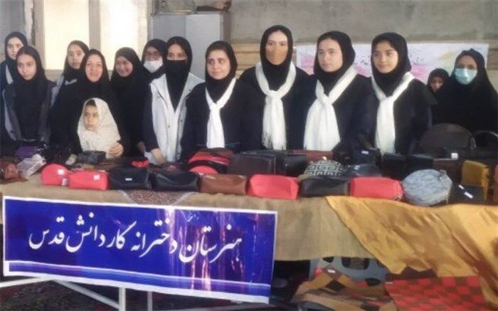 غرفه محصولات چرم توسط دانش‌آموزان هنرستانی در شهر قدس برپا شد