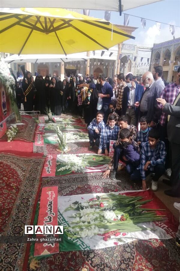 حضور دانش‌آموزان  ناحیه دو شیراز در مراسم نماز جمعه