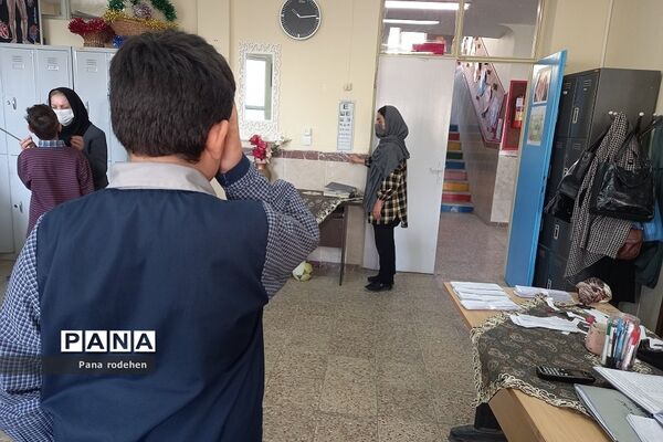 معاینات غربالگری دانش‌آموزان در دبستان ایمان رودهن