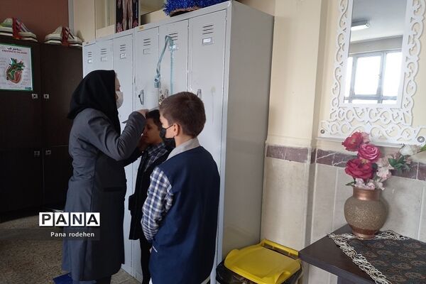 معاینات غربالگری دانش‌آموزان در دبستان ایمان رودهن