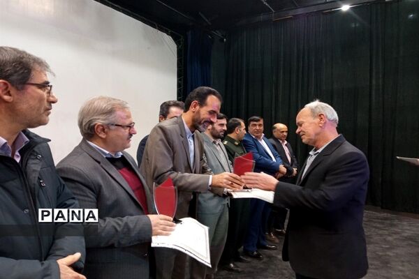 مراسم تجلیل از دانش‌آموزان موفق در کنکور سراسری 1401 شهرستان خرمدره