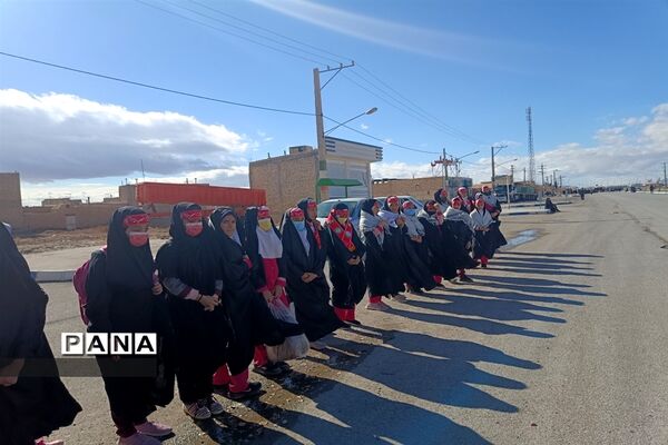 استقبال دانش‌آموزان ابرکوه از شهدای گمنام
