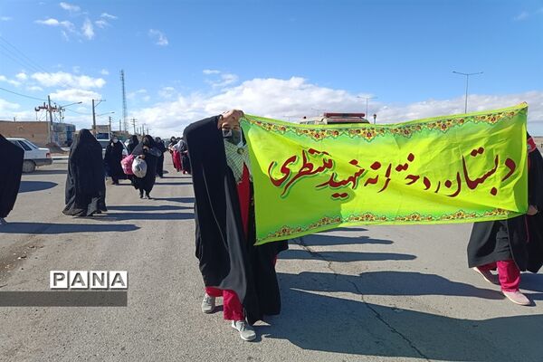 استقبال دانش‌آموزان ابرکوه از شهدای گمنام
