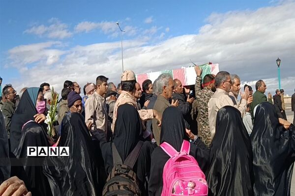 استقبال دانش‌آموزان ابرکوه از شهدای گمنام