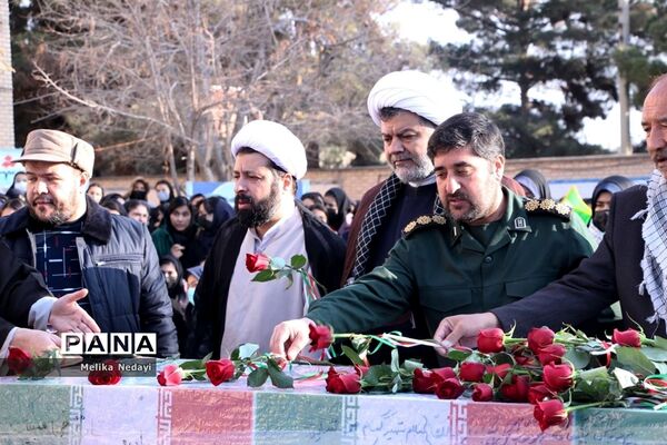 استقبال و وداع دانش‌آموزان تربت‌جام با پیکر شهید گمنام