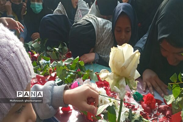 تشییع شهید گمنام در دبیرستان ام‌سلمه در ناحیه چهار مشهد مقدس