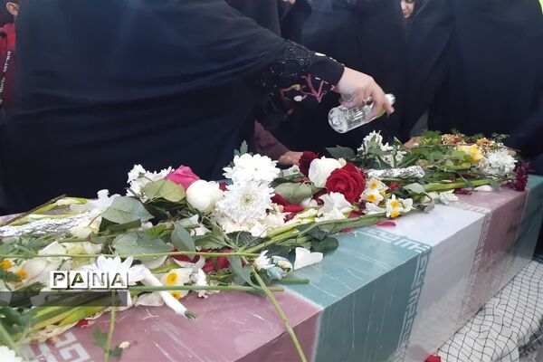 استقبال دانش‌آموزان دبیرستان ابن سینا ابرکوه از شهدای گمنام