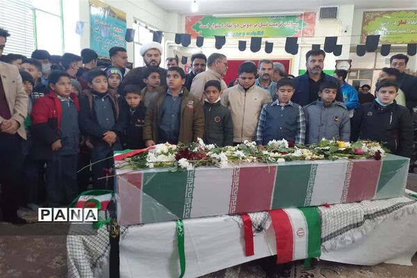 استقبال دانش‌آموزان دبیرستان ابن سینا ابرکوه از شهدای گمنام