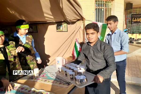 استقبال دانش‌آموزان دبیرستان ابن سینا ابرکوه از شهدای گمنام