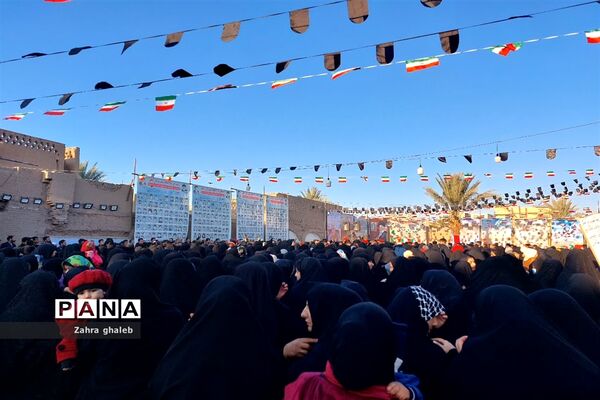 حضور دانش‌آموزان بافقی درمراسم تشییع شهید گمنام