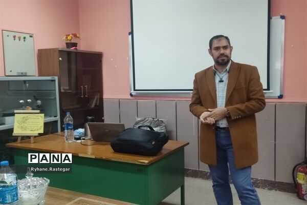 برگزاری جلسه توانمندسازی کارشناسان مراقبت در برابر آسیب‌های اجتماعی،  در کانون شهدای فرهنگی پاکدشت