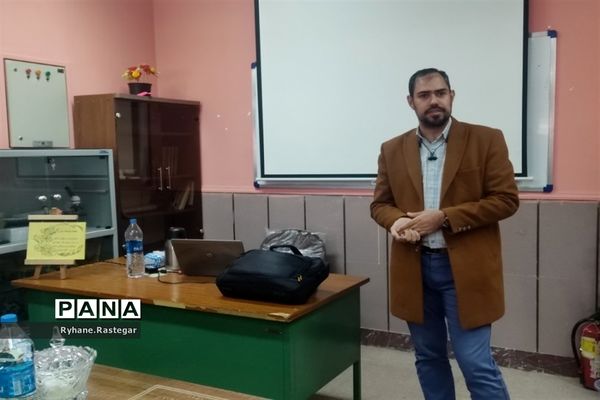 برگزاری جلسه توانمندسازی کارشناسان مراقبت در برابر آسیب‌های اجتماعی،  در کانون شهدای فرهنگی پاکدشت