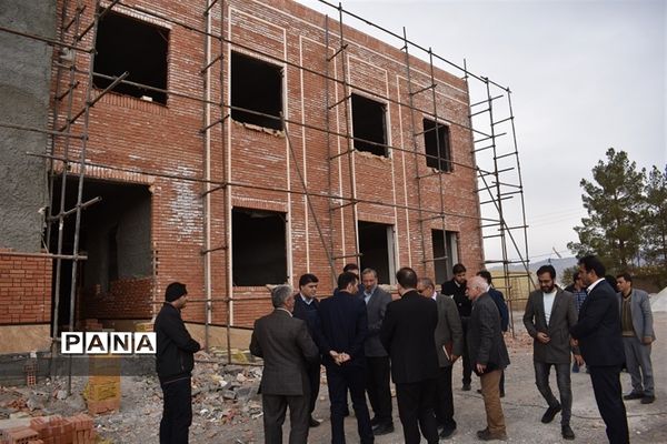بازدیدمشاوراقتصادی استاندار و مدیر سازمان برنامه وبودجه استان از پروژه های اقتصادی و عمرانی بهاباد