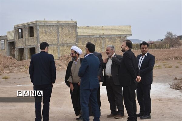 بازدیدمشاوراقتصادی استاندار و مدیر سازمان برنامه وبودجه استان از پروژه های اقتصادی و عمرانی بهاباد