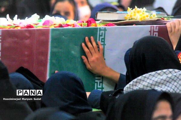 استقبال دانش‌آموزان اردکان از شهدای گمنام