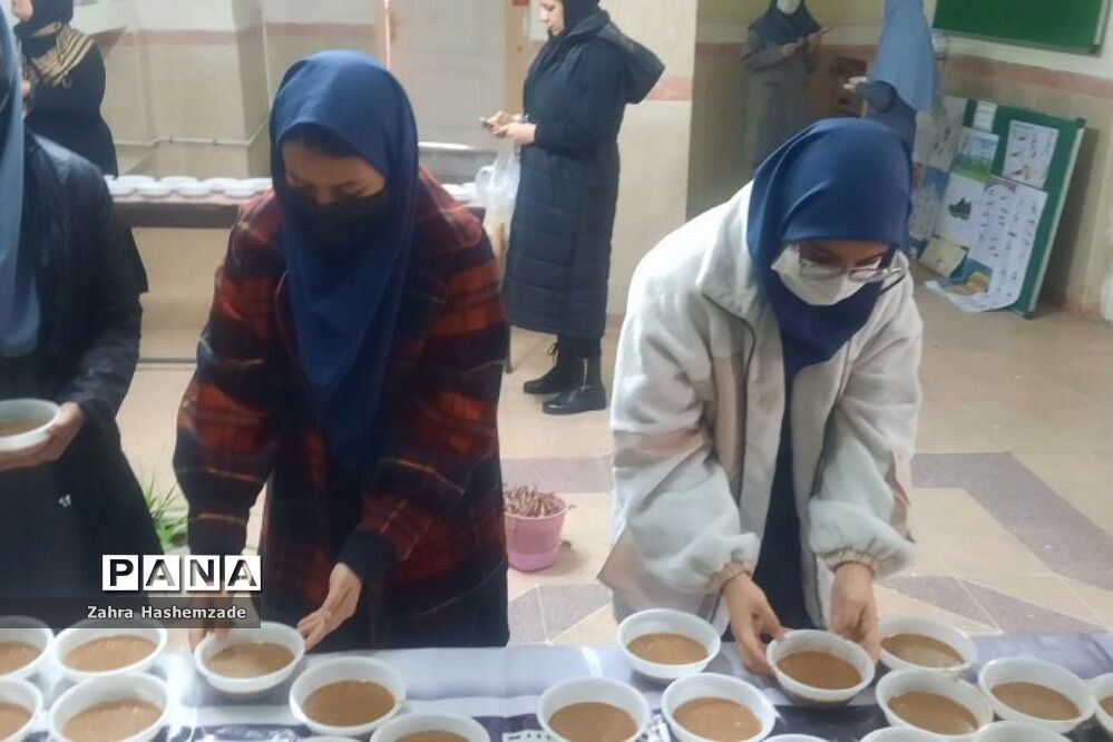 آماده‌سازی نذری، همزمان با فرارسیدن ایام شهادت حضرت زهرا (س) در دبیرستان ولیعصر (عج) ناحیه یک شهرری