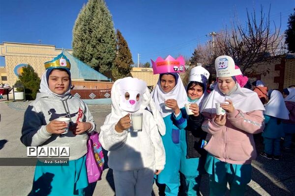 یک روز با شیر در مدارس آباده