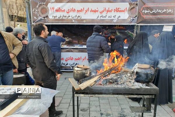 برپایی موکب شهید ابراهیم هادی در مسیر تشییع پیکر شهدای گمنام در خیابان انقلاب