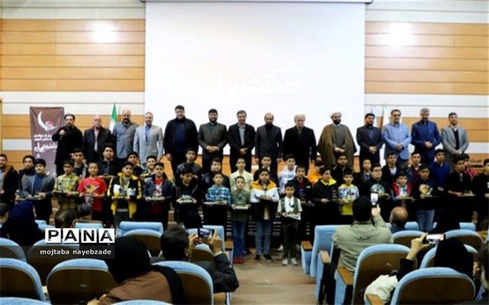 تجلیل از عوامل نمایش بزرگ دانش‌آموزی همنشین ماه