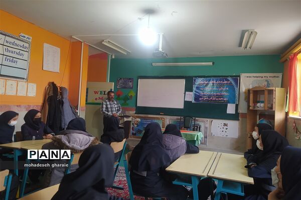 برگزاری کلاس آموزشی در زمینه بهداشت و تغذیه مناسب در دبیرستان نوشین بختیاری بخش جوادآباد
