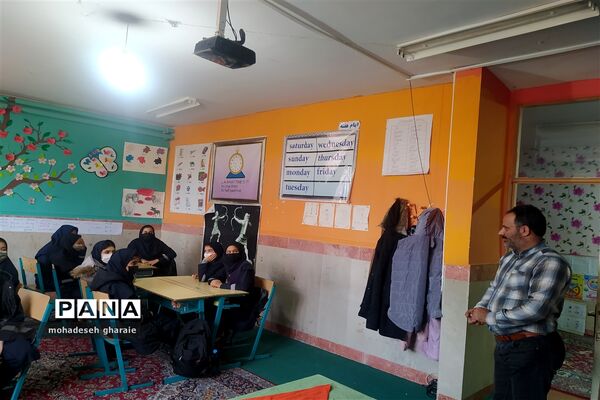 برگزاری کلاس آموزشی در زمینه بهداشت و تغذیه مناسب در دبیرستان نوشین بختیاری بخش جوادآباد