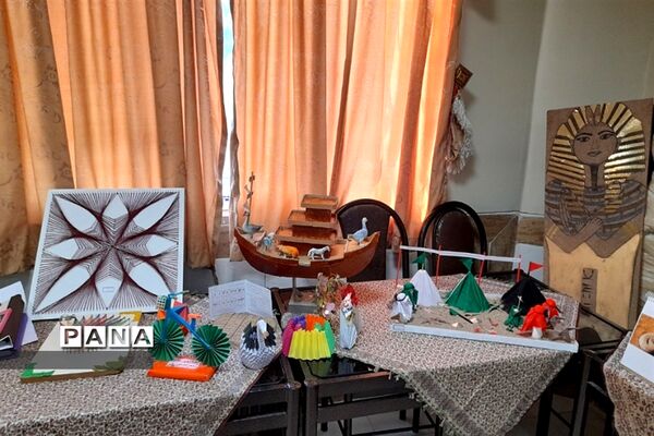 نمایشگاه دست‌سازه‌های دانش‌آموزان دبیرستان استعداد درخشان متوسطه دوم شهرستان قرچک