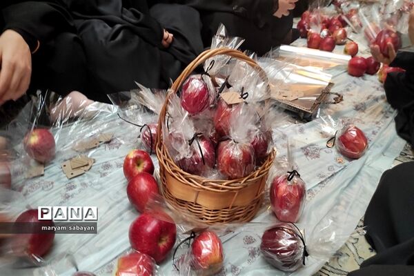 بسته بندی و توزیع ۳ هزار سیب در شبستان امام خمینی(ره) حرم شاهچراغ(ع)