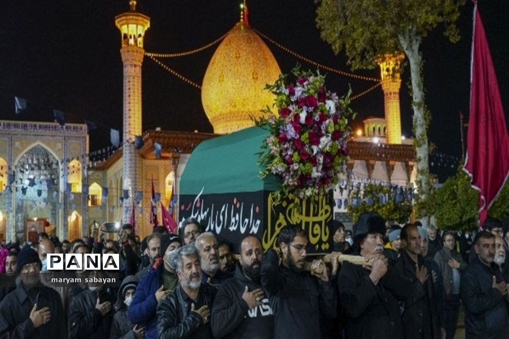 آیین لاله گردانی و عزاداری شام شهادت حضرت فاطمه سلام الله علیها در حرم مطهر حضرت شاهچراغ (ع)