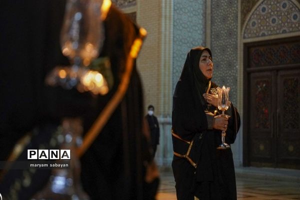 آیین لاله گردانی و عزاداری شام شهادت حضرت فاطمه سلام الله علیها در حرم مطهر حضرت شاهچراغ (ع)